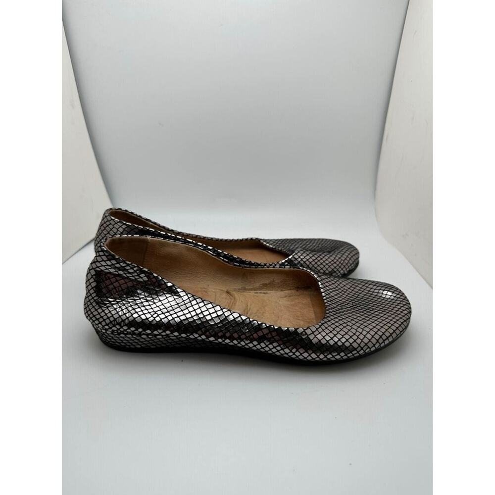 FS/NY Metallic Silver Ballet Flats Womens Size 7 Slip On Shiny Designer Snake